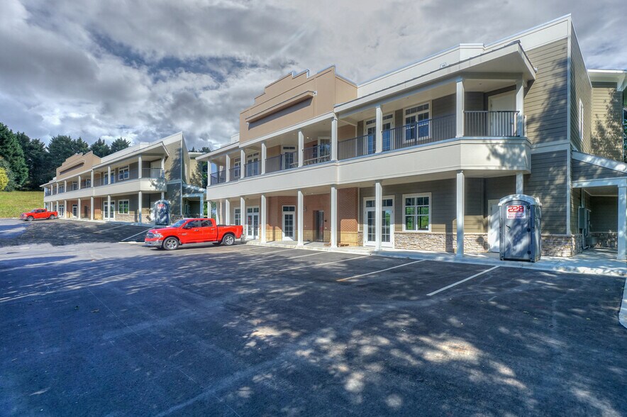 18620 W Catawba Ave, Cornelius, NC à vendre - Photo du bâtiment - Image 2 de 18