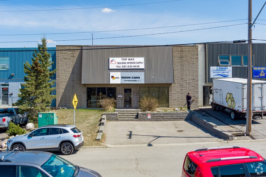 15 Skyline Cres NE, Calgary, AB for sale - Primary Photo - Image 1 of 1