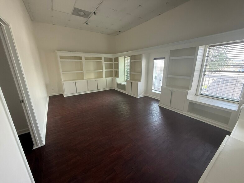 605 Bradford Ave, Kemah, TX for lease - Building Photo - Image 2 of 15
