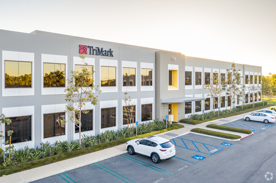 210 Commerce Dr, Irvine, CA for lease - Primary Photo - Image 1 of 4