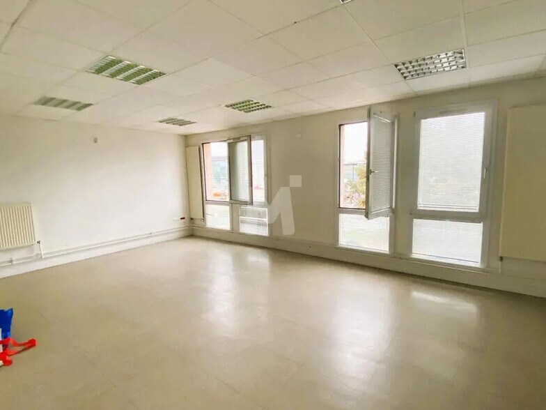 Bureau dans Savigny-le-Temple à louer - Photo du bâtiment - Image 2 de 10