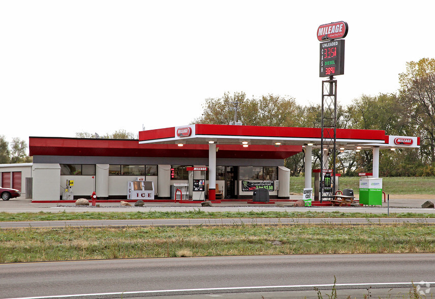 MINI STORAGE & C-STORE FOR SALE portfolio of 2 properties for sale on LoopNet.ca - Building Photo - Image 1 of 3