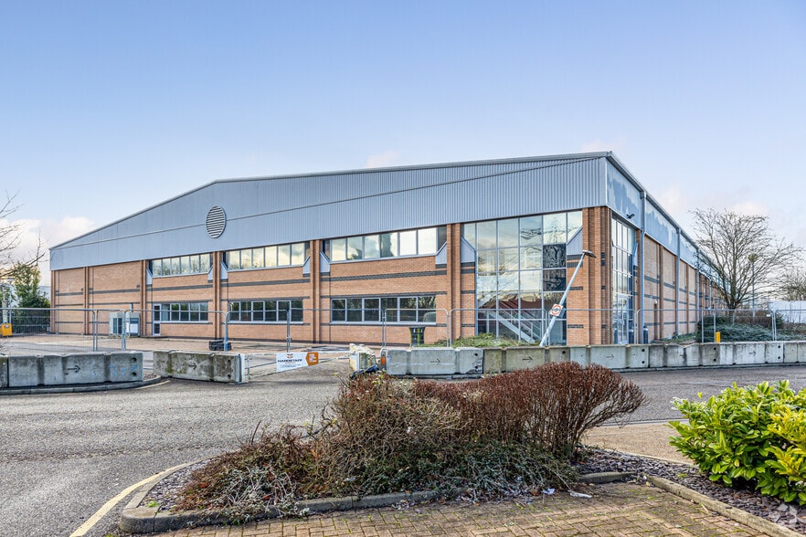 Mollison Ave, Enfield for lease - Primary Photo - Image 1 of 18