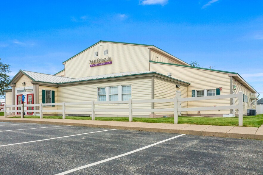 8224 N Bash St, Indianapolis, IN à vendre - Photo du bâtiment - Image 3 de 9