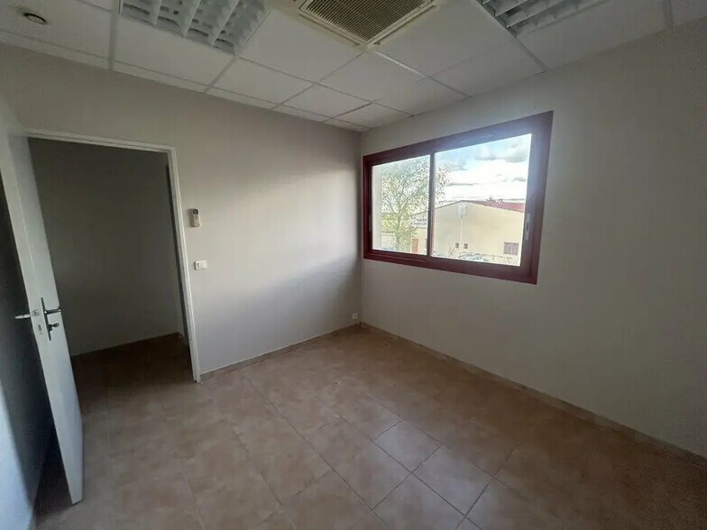 Office in Cavaillon for lease - Interior Photo - Image 1 of 6