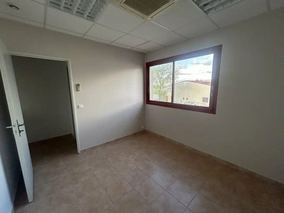 Office in Cavaillon for lease Interior Photo- Image 1 of 7