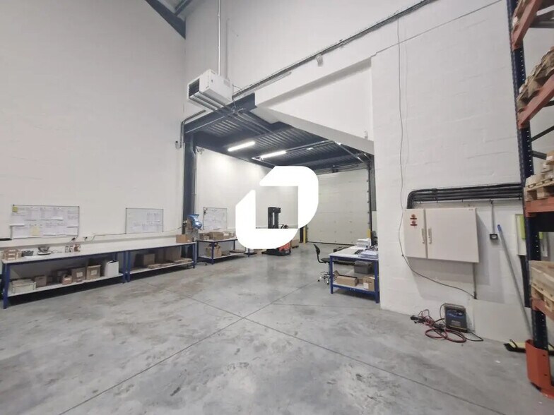 Flex in Vaires-sur-Marne for lease - Interior Photo - Image 3 of 4