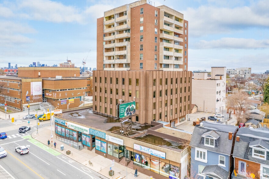 2329-2333 Dundas St W, Toronto, ON à louer - Photo du bâtiment - Image 2 de 4