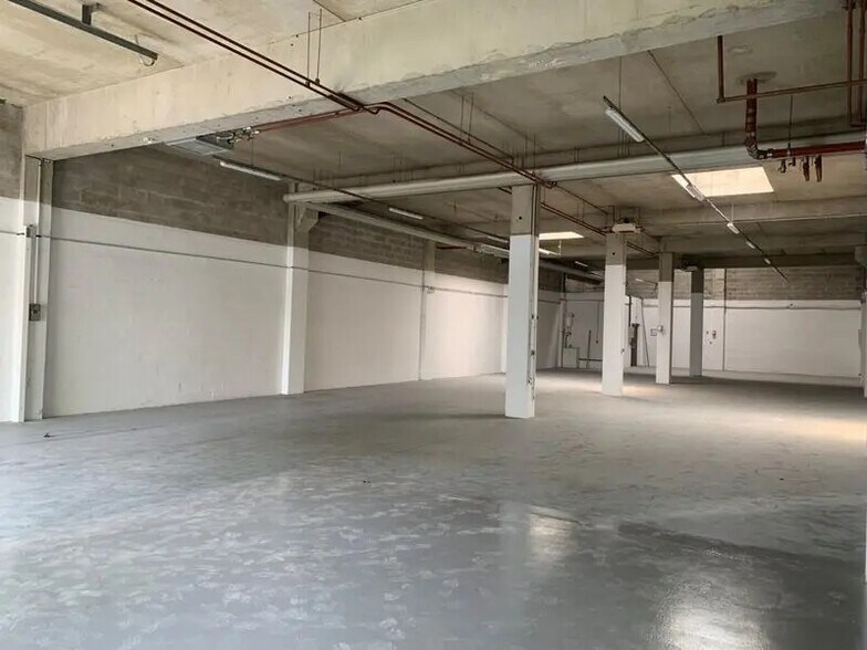 Flex in Lognes for lease - Interior Photo - Image 3 of 12