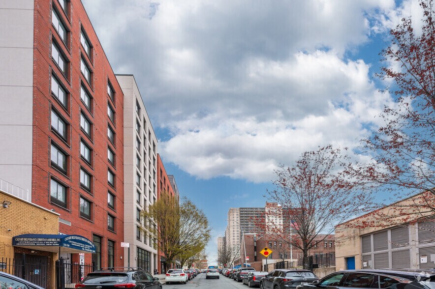 180 E 156th St, Bronx, NY à louer - Photo du bâtiment - Image 2 de 3