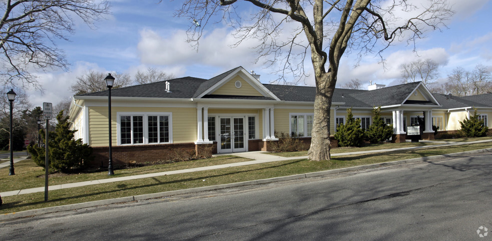 400 Potter Blvd, Brightwaters, NY for sale - Primary Photo - Image 1 of 1