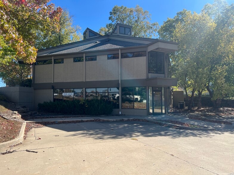 510-512 NW Mock Ave, Blue Springs, MO for lease - Building Photo - Image 2 of 26