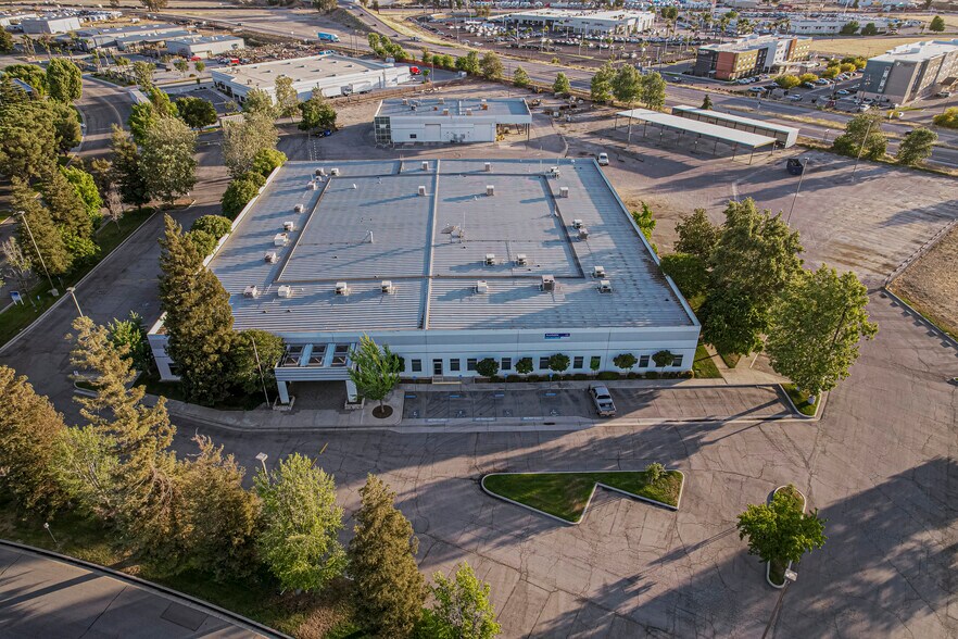 3801 Pegasus Dr, Bakersfield, CA à louer - Photo du bâtiment - Image 2 de 8