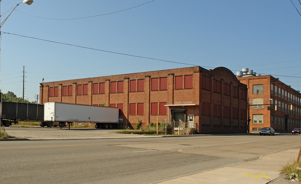 1251 W Market St, Warren, OH à louer - Photo du bâtiment - Image 2 de 12