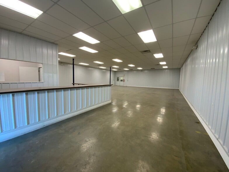 315 S Sycamore St, Flora, IN for lease - Building Photo - Image 3 of 10
