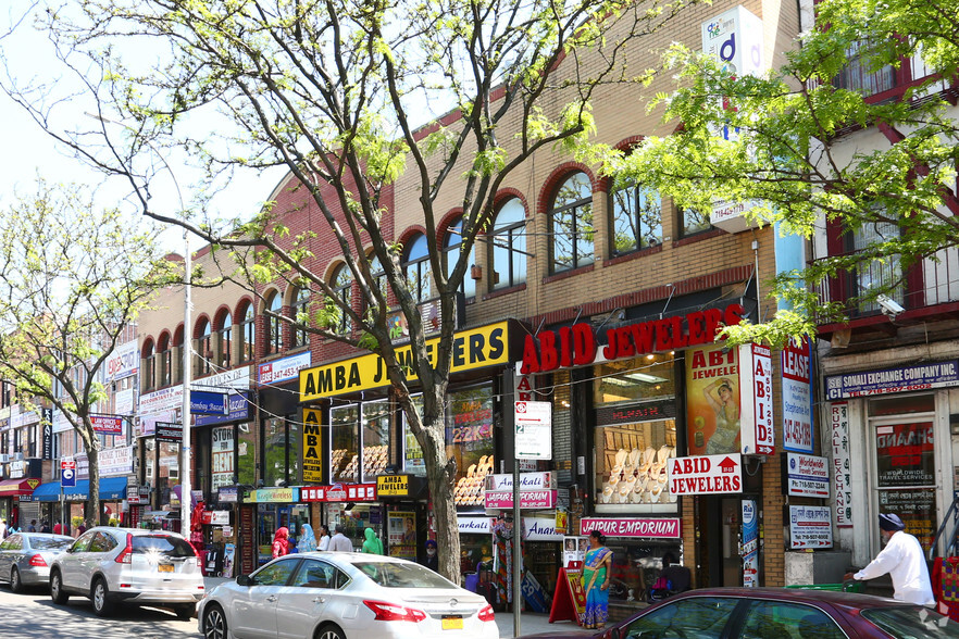 3711-3713 74th St, Jackson Heights, NY à vendre - Photo principale - Image 1 de 1