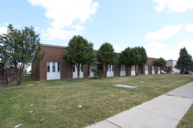 Plus de détails pour 184-188 Limestone Cres, Toronto, ON - Industriel à louer