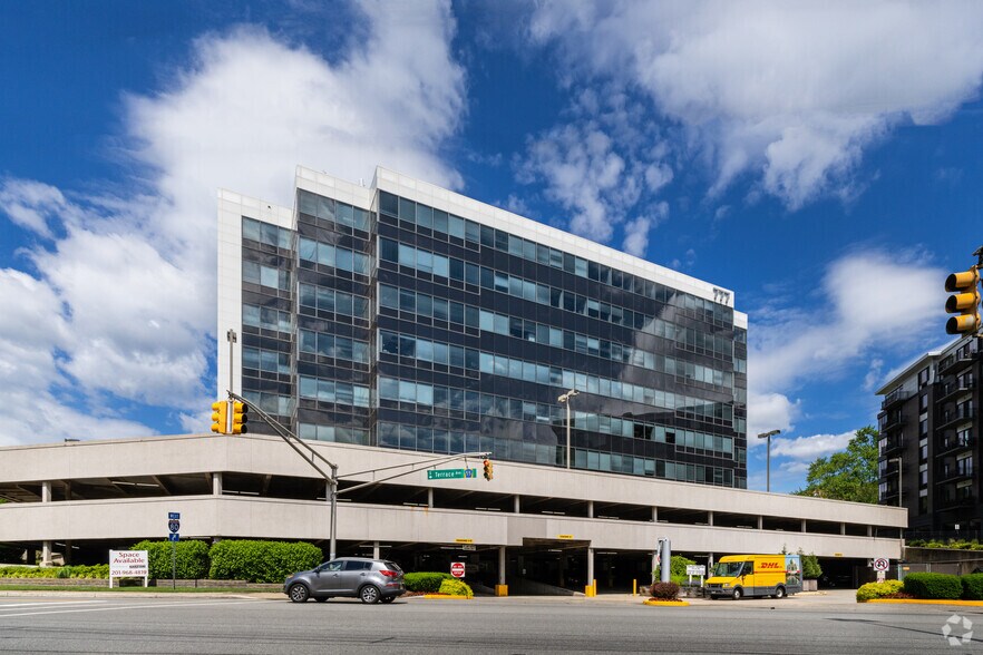 777 Terrace Ave, Hasbrouck Heights, NJ à louer - Photo du bâtiment - Image 3 de 18