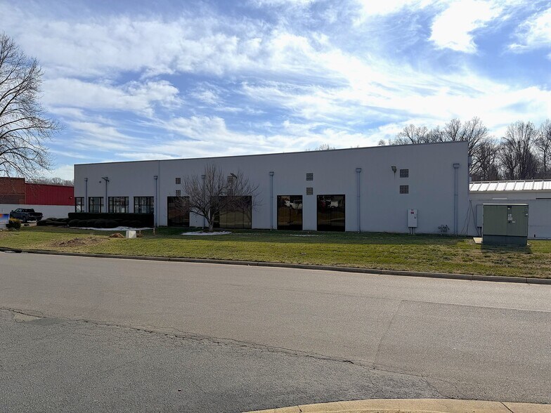 Raceway Dr portefeuille de 2 propriétés à vendre sur LoopNet.ca - Photo du bâtiment - Image 2 de 2