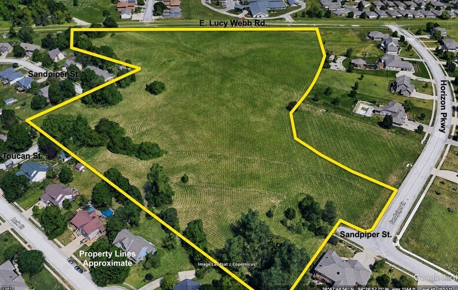 457 Lucy Webb rd, Raymore, MO à vendre - Photo du bâtiment - Image 2 de 9
