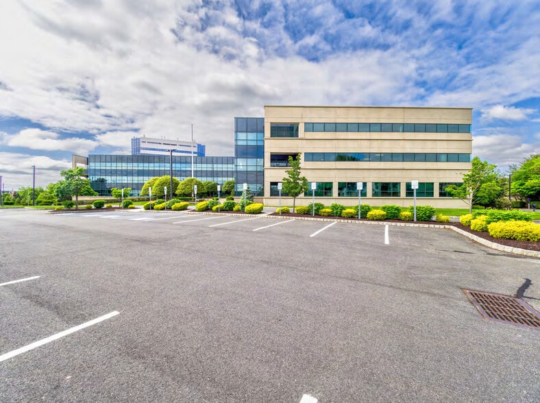 100 Woodbridge Center Dr, Woodbridge, NJ for lease - Building Photo - Image 3 of 11