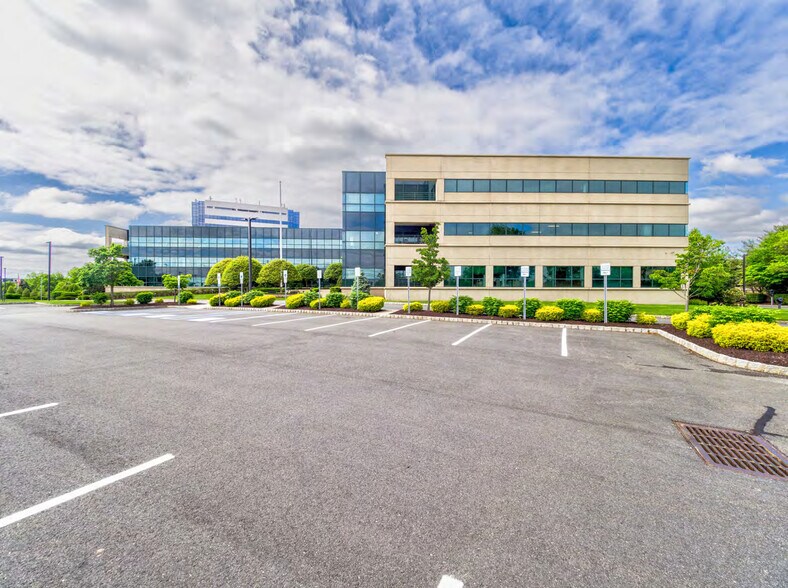 100 Woodbridge Center Dr, Woodbridge, NJ à louer - Photo du bâtiment - Image 3 de 11