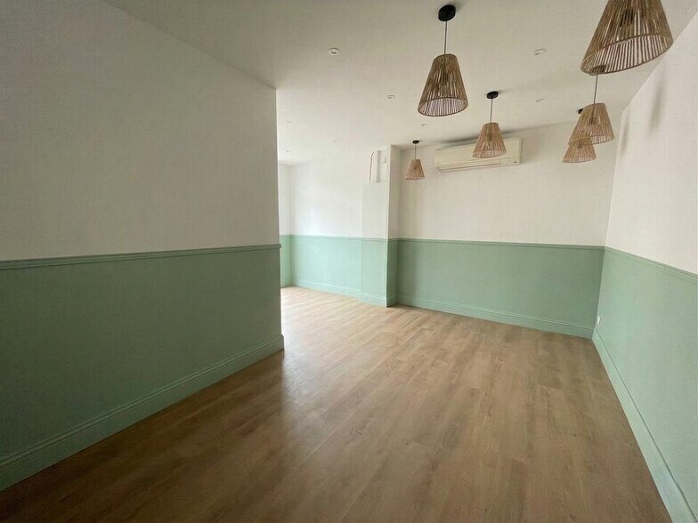 Retail in Nice for sale - Interior Photo - Image 2 of 3