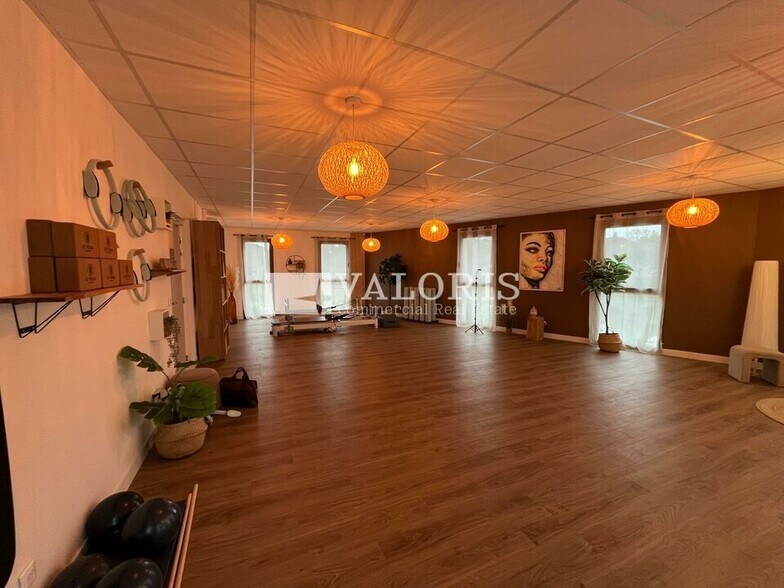 346 Chemin Des Déportés, Aix-en-Provence for lease - Interior Photo - Image 2 of 7
