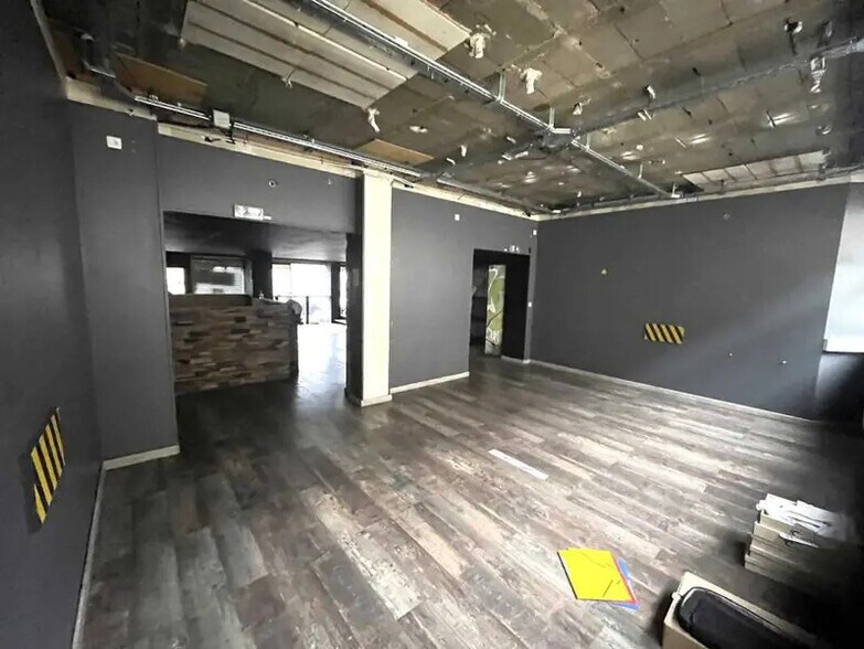 Retail in Rouen for lease - Interior Photo - Image 2 of 5