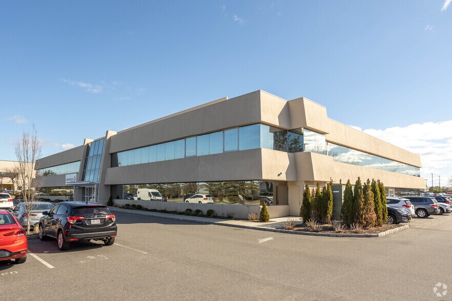 70 Charles Lindbergh Blvd, Uniondale, NY for lease - Building Photo - Image 1 of 7