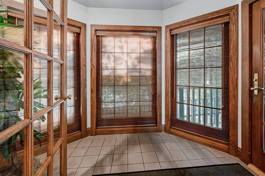 15 N Lincoln St, Hinsdale, IL for sale - Interior Photo - Image 3 of 28