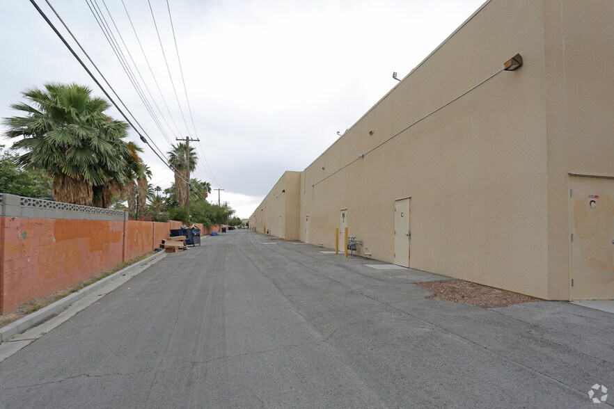 5105 E Sahara Ave, Las Vegas, NV à louer - Photo du bâtiment - Image 2 de 6