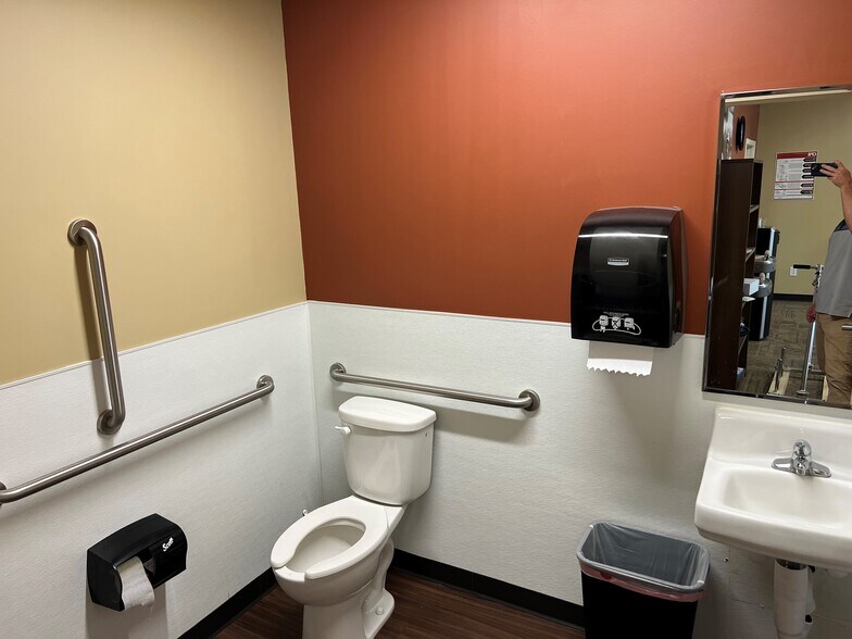 460 N Redwood Rd, North Salt Lake, UT à louer - Photo intérieure - Image 2 de 4