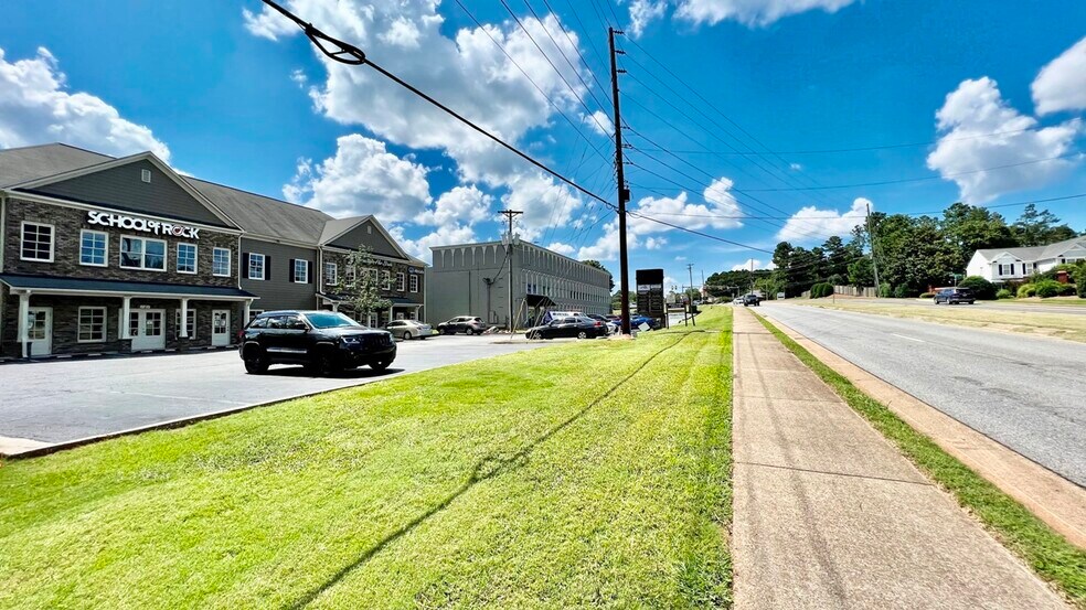 2469 E Piedmont Rd, Marietta, GA à louer - Photo du bâtiment - Image 2 de 9