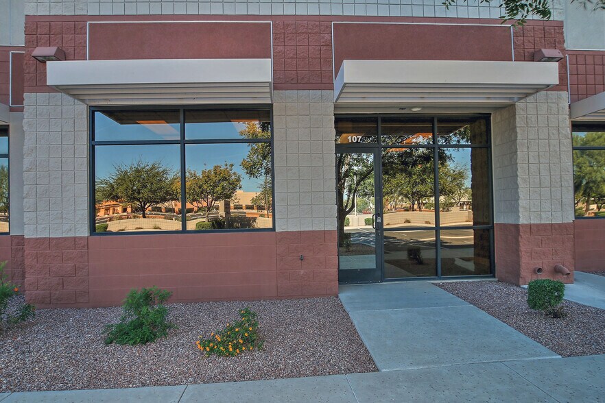 7235 E Hampton Ave, Mesa, AZ à louer - Photo du bâtiment - Image 2 de 17