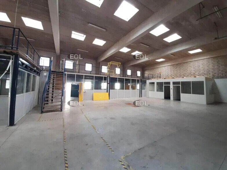 Flex in Vert for lease - Interior Photo - Image 2 of 9