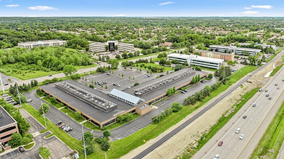 21680-21700 Haggerty Rd, Northville, MI à vendre - Photo du bâtiment - Image 1 de 5