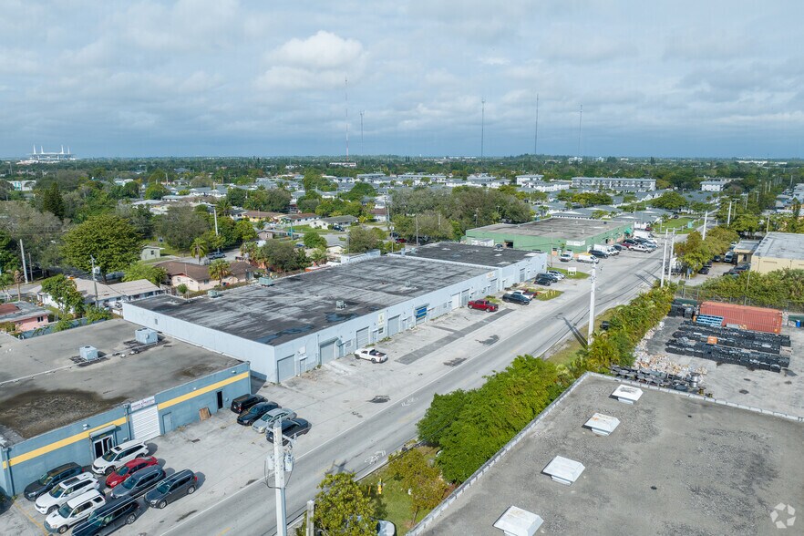 18520-18590 NE 2nd Ave, Miami, FL à louer - Photo du bâtiment - Image 1 de 10