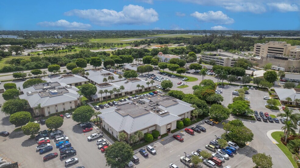 160 John F Kennedy Dr, Lake Worth, FL à louer - Photo du bâtiment - Image 2 de 22