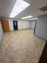 5205 N Ironwood Ln, Milwaukee, WI for lease Interior Photo- Image 2 of 7