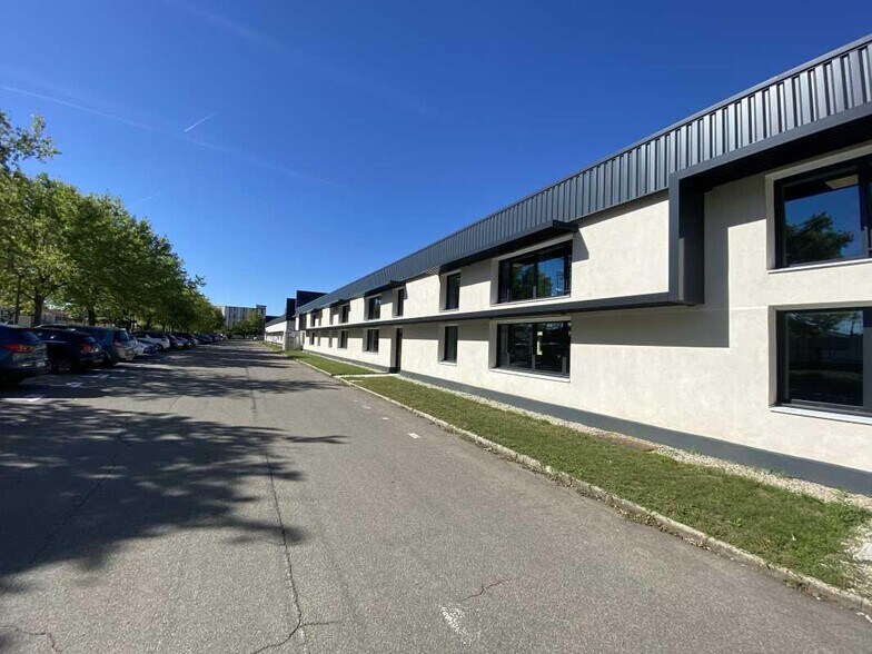 Office in Vénissieux for lease - Building Photo - Image 2 of 46