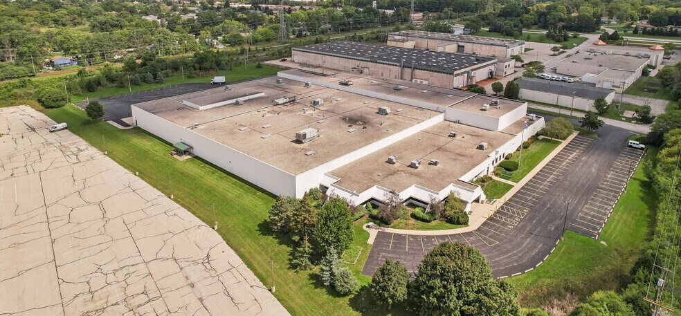 16000 W Rogers Dr, New Berlin, WI à vendre - Photo du bâtiment - Image 2 de 8