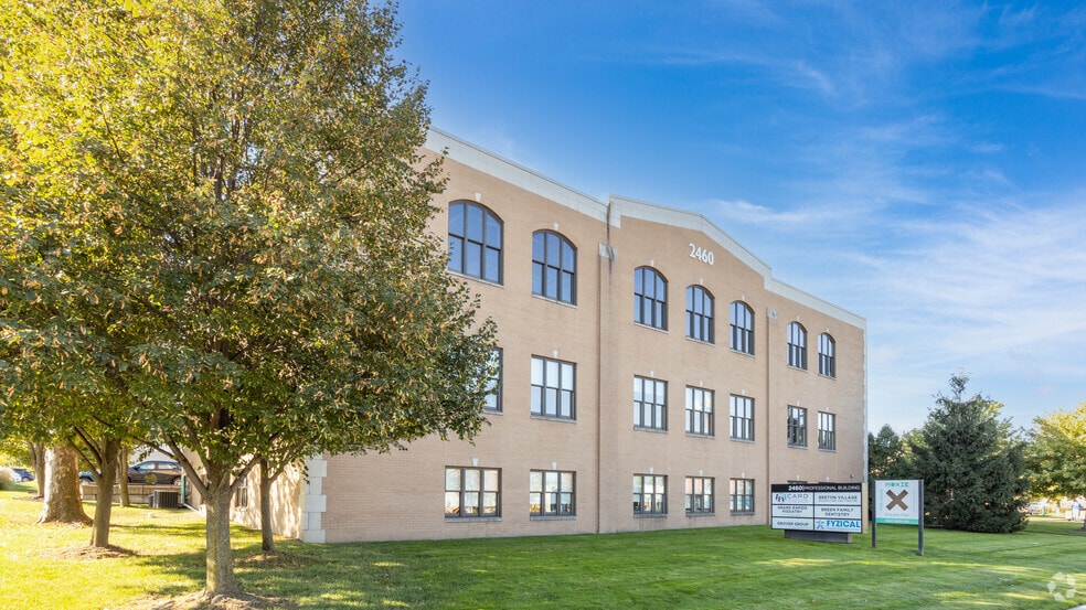 2460 Burton St SE, Grand Rapids, MI for lease - Primary Photo - Image 1 of 3