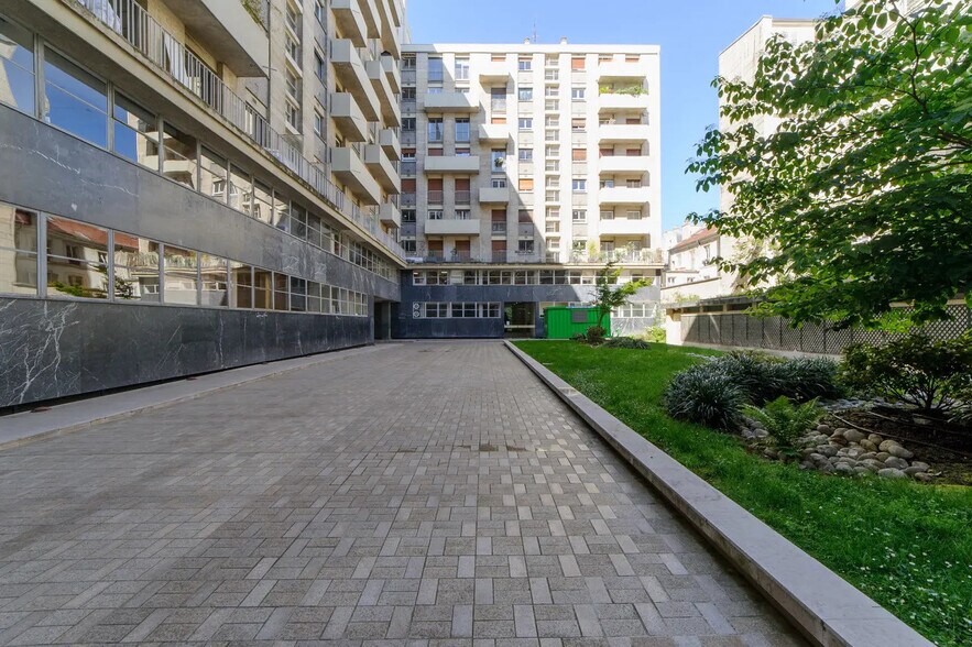 168 Rue De Grenelle, Paris à louer - Photo du bâtiment - Image 2 de 2