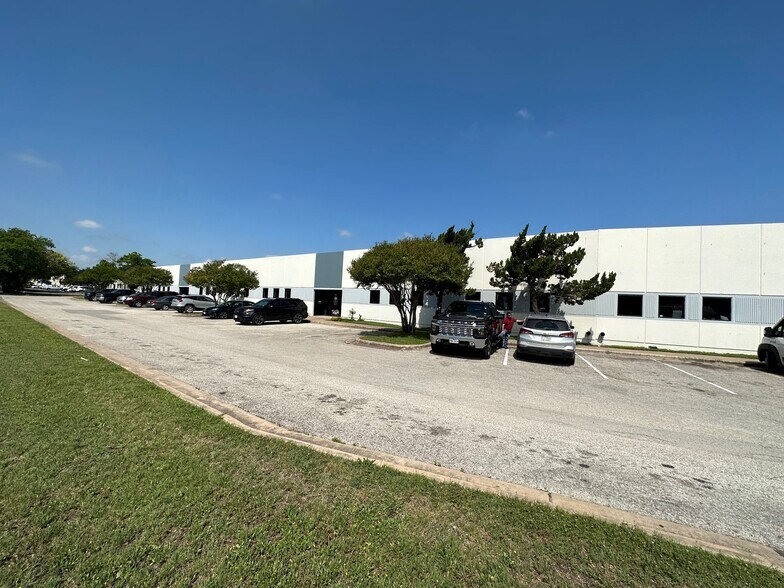 1300 Smith Rd, Austin, TX à louer - Photo du bâtiment - Image 3 de 7