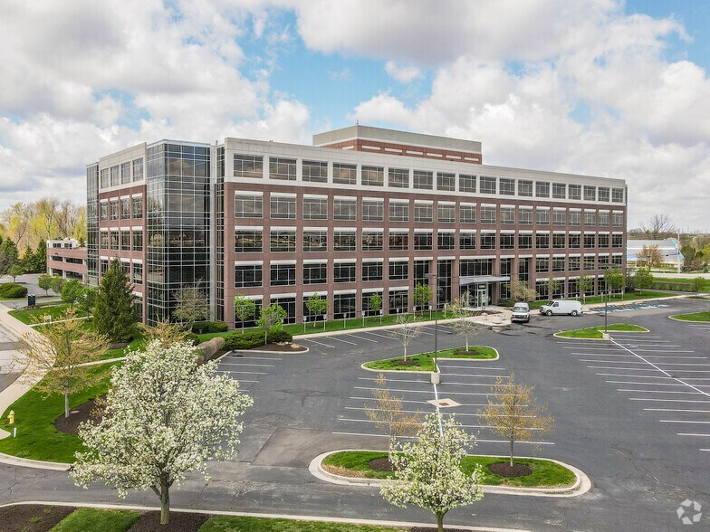 13085 Hamilton Crossing Blvd, Carmel, IN à louer - Photo du bâtiment - Image 3 de 7