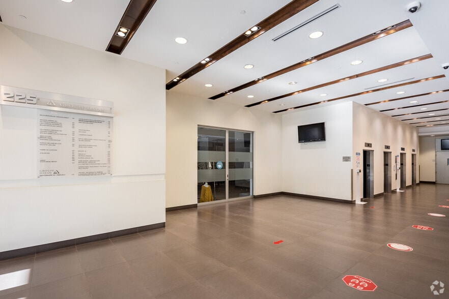 225 Rue Chabanel O, Montréal, QC for lease - Lobby - Image 3 of 25