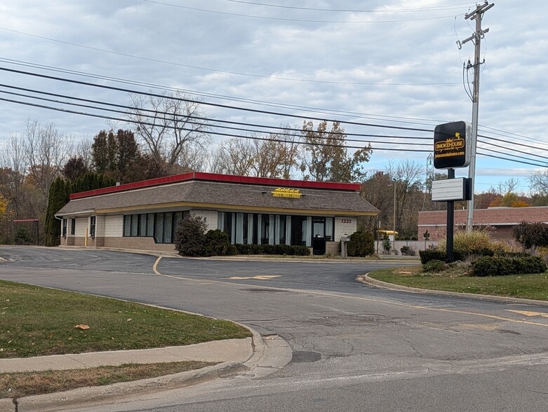 1225 N Main St, Adrian, MI for sale - Primary Photo - Image 1 of 7