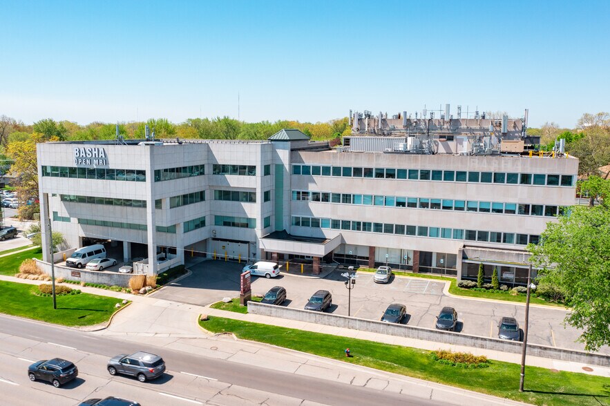 30701 Woodward Ave, Royal Oak, MI à louer - Photo du bâtiment - Image 1 de 16