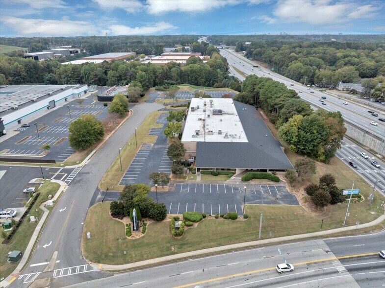 6920 Jimmy Carter Blvd, Norcross, GA à louer - Photo du bâtiment - Image 3 de 8